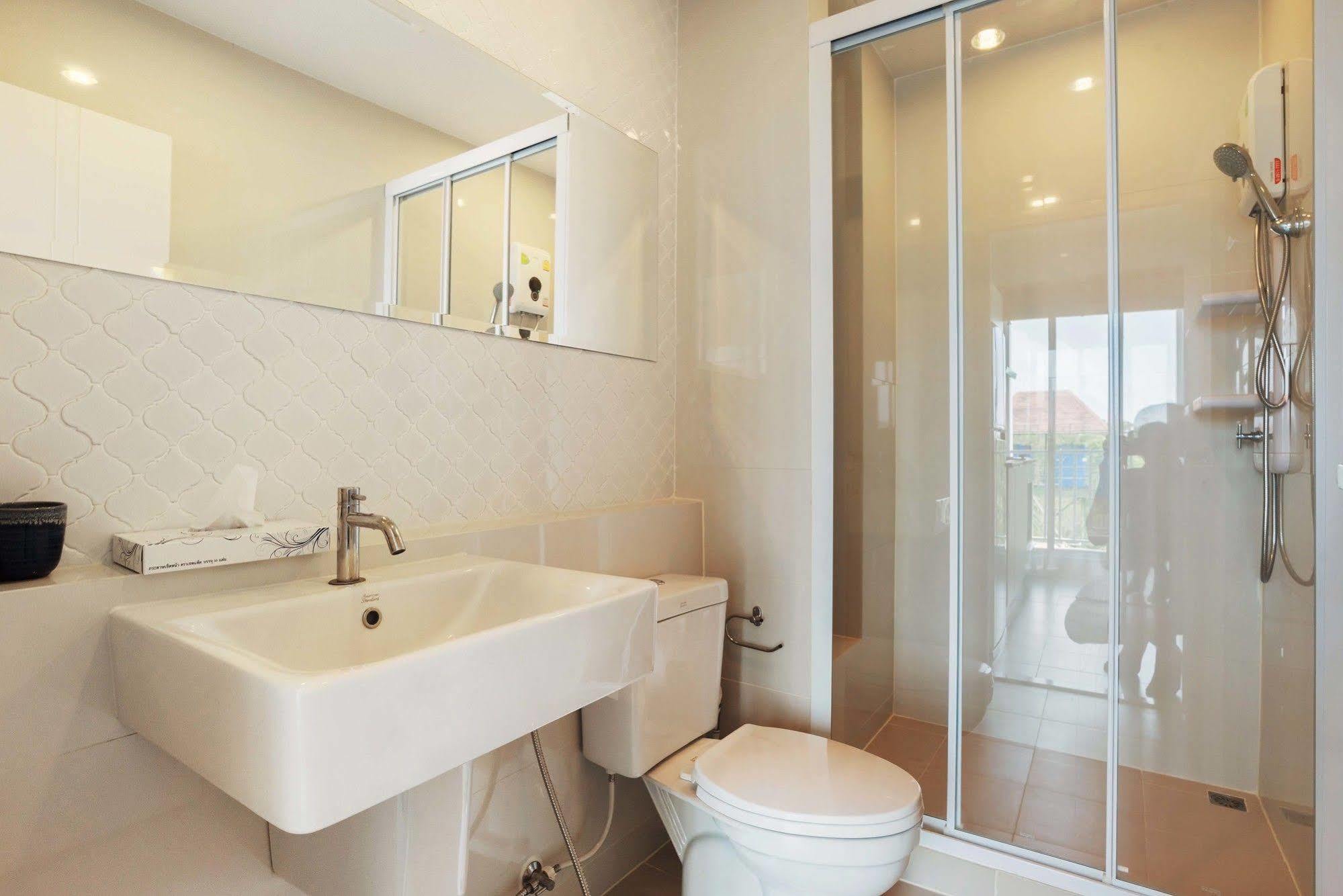Favstay - The Base Downtown Phuket Buitenkant foto